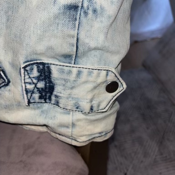 L.A.B - Picture 3 of 10